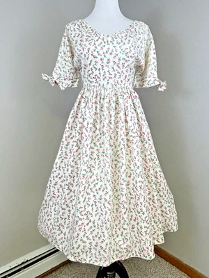 Vestido vintage de los años 50 con estampado de brotes de rosas cosido en casa y acampanado como está Foto 1 de 4