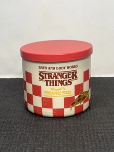 Stranger Things Pizza Candle Argyle’s Pineapple 3 Wick Bath Body Works - Bild 1 von 5