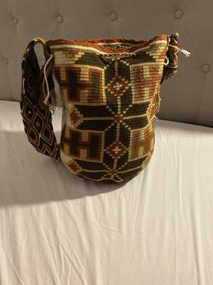 Mochila Wayuu, tejida en forma geométrica multicolor, hecha en Colombia Foto 1 de 4