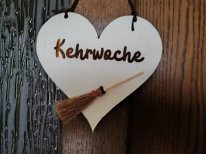 Kehrwoche Schild Herz Holzschild mit Besen Hausordnung kleine große Kehrwoche - Bild 1 von 1