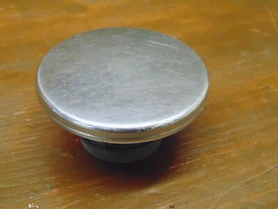 TAPA DEL TANQUE DE COMBUSTIBLE TRIUMPH T100 BONNEVILLE 2007-08 DE UN MODELO DE INYECCIÓN (TORNILLO) Foto 1 de 4