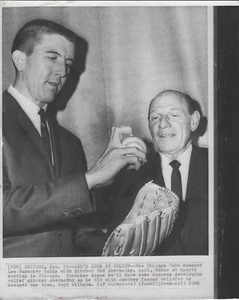 Original AP 1966 Type 3 Leo Durocher HOF Ted Abernathy Chicago Cubs Pressefoto - Bild 1 von 2