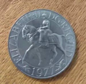 1977 Queen Elizabeth II Silver Jubilee Commemorative Crown Coin British (A) - Picture 1 of 2
