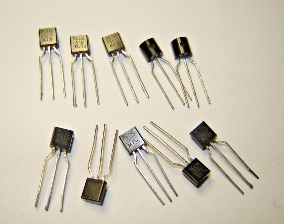 20 pcs MC78L05ACP Positive 5 V +/-5 %, / 100mA Voltage Regulator Case-29 package - Image 1 of 2