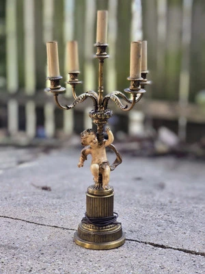 Lâmpada estilo candelabro querubim de metal exclusiva 29” de altura com 5 braços - Imagem 1 de 4