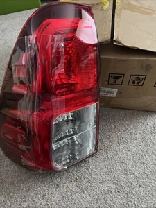 Unidad de luz trasera izquierda Toyota Hilux | Luz Hilux NSR 2016 encendida GENUINA 815610K281 - Imagen 1 de 2