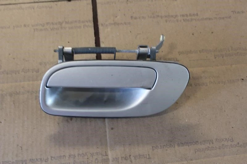 Volvo S60 2005 manija de puerta trasera izquierda del lado del conductor plateada Foto 1 de 4