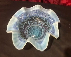 PRETTY VINTAGE BLUE OPALESCENT FLORAL DECORATED RUFFLED ART GLASS BOWL - Picture 1 of 6