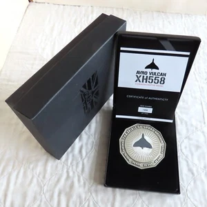 AVRO VULCAN XH558 ANTIQUE SILVER 78mm COMMEMORATIVE MEDAL boxed/coa - Picture 1 of 5