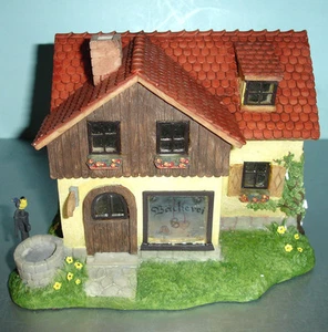 M.I. Hummel SUMMER BAKERY Miniature Village Building 827978 Bird on Fountain New - Imagen 1 de 3