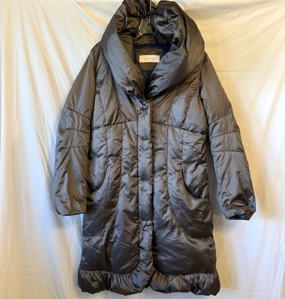 Abrigo parka largo acolchado con capucha a presión marrón con cremallera Tahari para mujer dobladillo con volantes mediano Foto 1 de 4