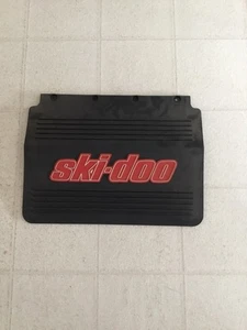 Solapa de nieve Ski Doo OEM negra/roja 572028400 - Imagen 1 de 3