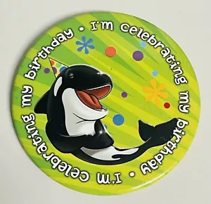 Spilla con bottone ""I'm Celebrating My Birthday"" Ride Killer Whale Umorismo Divertente 3 - Foto 1 di 3
