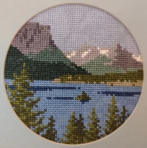 Paisaje de montaña punto de cruz acabado vintage con tapete redondo 14 por pulgada - Imagen 1 de 3