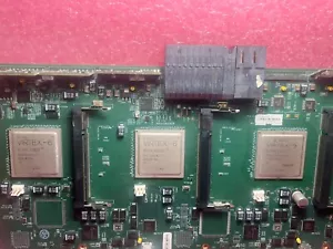 Chip XC6VLX240T-2FFG1156 e XC5VFX100T-2FFG1136 ancora sulla scheda madre - Foto 1 di 2