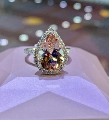 Anillo de compromiso con halo de morganita creado en laboratorio corte pera de 2,50 quilates enchapado en oro blanco de 14 quilates Foto 1 de 4