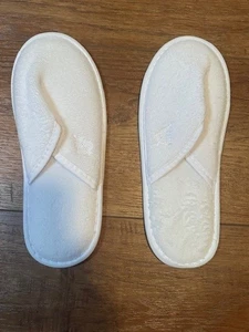 NEW Four Seasons Hotel And Resorts Universal Slippers SIZE LARGE White - Picture 1 of 4
