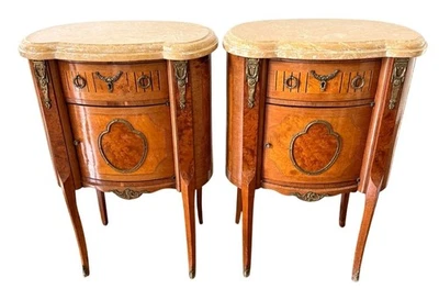 Par de mesitas de noche o mesas de acento antiguas francesas Luis XV con tapa de mármol Ormolu Foto 1 de 4
