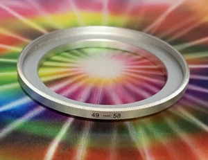 1 (EIN) ADAPTERRING 49 mm bis 58 mm 49-58 mm Step Up Filter Ring 49-58 SILBER METALL - Bild 1 von 3