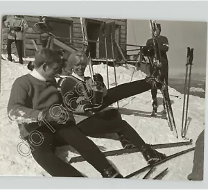 SKIERS che si prendono una pausa e bevono. Foto stampa vintage anni 60 sport SKI PIX - Foto 1 di 2