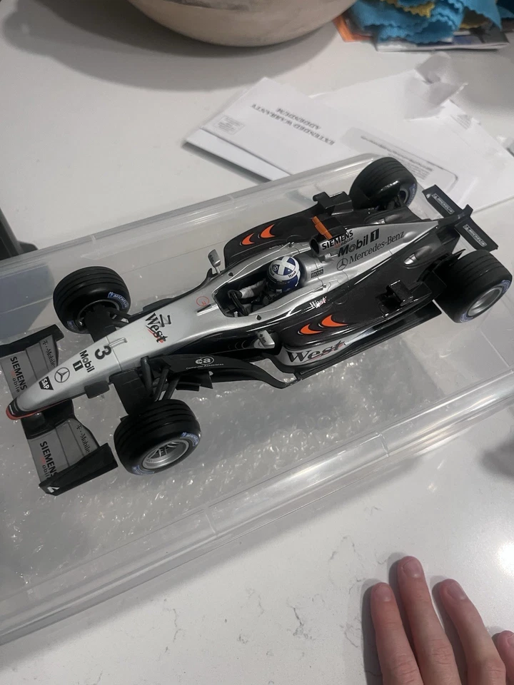 Minichamps 2002 escala 1/18 McLaren-Mercedes MP4-17 #4 Kimi Raikkonen Foto 1 de 3
