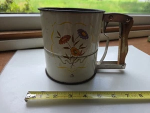 1950s Flour Sifter Androck Hand-i-Sift 3 Screen Flowers Daisys Wood Handle Works - Picture 1 of 8