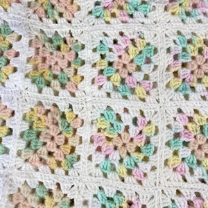 Vintage 70er Afghan Häkel Granny Square Decke weiß pastell 58x56 Handarbeit *Mangel - Bild 1 von 11