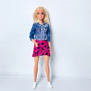 Muñeca Barbie Big City Big Dreams rubia, top de mezclilla, rosa mini GXT03 - Imagen 1 de 9