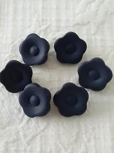 6 Black Flower Shaped Plastic Shank Buttons. Approx 14mm - Picture 1 of 5