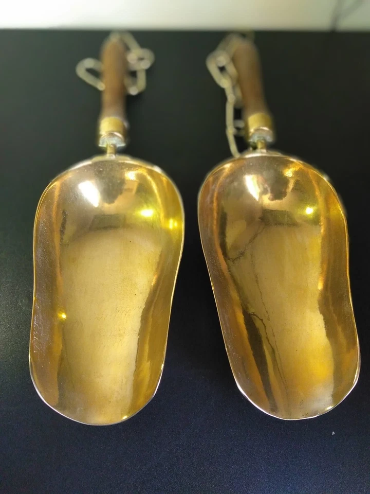 Deux Anciennes pelles a charbon /  à grain en bronze - Photo 1/4