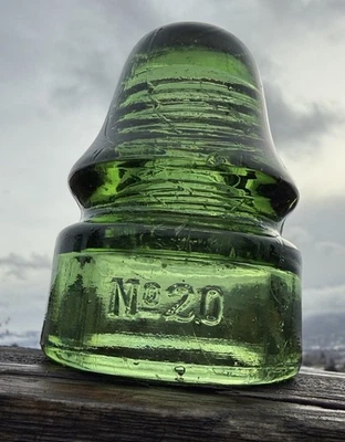 Precioso aislante de vidrio SB verde en relieve antiguo escaso “No 20” Foto 1 de 4