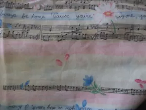 Tessuto Tessuto Tradizioni Note Musicali Resto Rosa - Foto 1 di 3