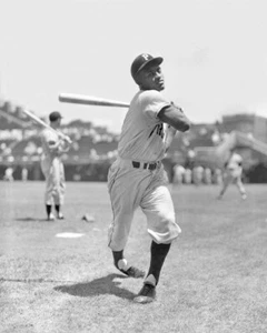 Pittsburgh Pirates ROBERTO CLEMENTE Glossy 8x10 Photo Print Poster HOF 73 - Picture 1 of 1