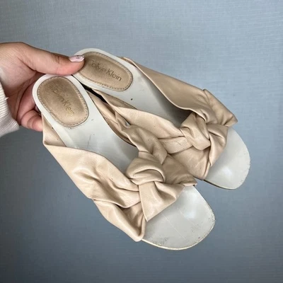 Sandalias Calvin Klein Amba para mujer beige de cuero anudado sin cordones de tacón bloque Foto 1 de 4