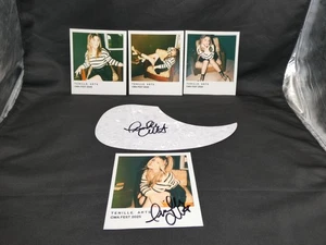 Golpeador de guitarra acústica firmado a mano Tenille Arts + protector de selección de imagen promocional - Imagen 1 de 10
