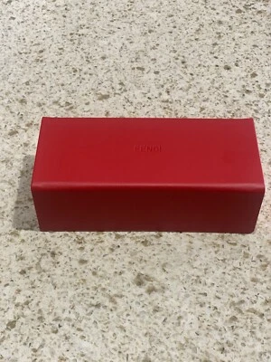 Женские черные солнцезащитные очки Fendi - Изображение 1 из 4