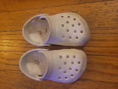 baby crocs size 5 White Good Condition , Need Cleaning. - Image 1 of 4