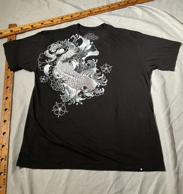 Ink'd Skullcandy 衬衫 XL 码黑色白色锦鲤鱼图案印花 T 恤休闲 — 第 1/4 张图片