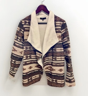 Abrigo chamarra drapeada forrada sherpa frente abierto Fate Western Azteca talla S usado en excelente estado para mujer Foto 1 de 4