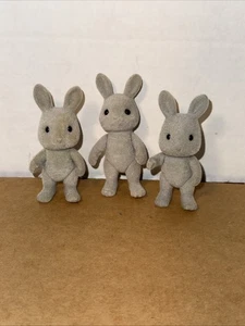 Figuras de conejo gris Calico Critters de colección Sylvanian Families familia de tres 3 - Imagen 1 de 2