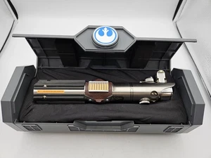 Disney REFORGED SKYWALKER GALAXY'S EDGE LICHTSCHWERT MIT HÜLLE (CP2016213) - Bild 1 von 7