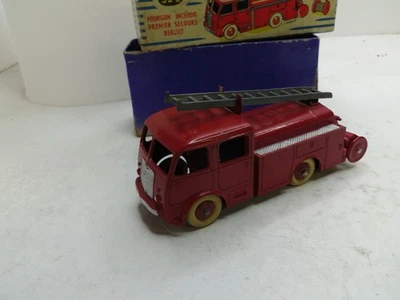 DINKY TOYS CAMION POMPIER BERLIET - Photo 1/4