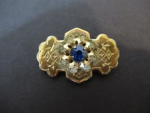 Broche prendedor vintage de diamantes de imitación grabados en metal de buen tono en forma de cruz - Imagen 1 de 5