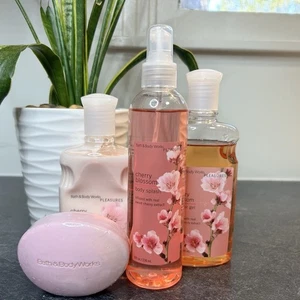 NEU Bath & Body Works Pleasures Cherry Blossom Splash, Lotion, Seife & Duschgel - Bild 1 von 12