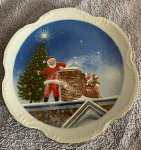 Christmas Santa On Rooftop 6 1/4" Holiday Scalloped Plate Signed Gia / Giat 1982 - Picture 1 of 2