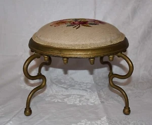 Antiker zierlicher viktorianischer Fußhocker mit Nadelspitze Blumenmuster Gold Metall Holz - Bild 1 von 6