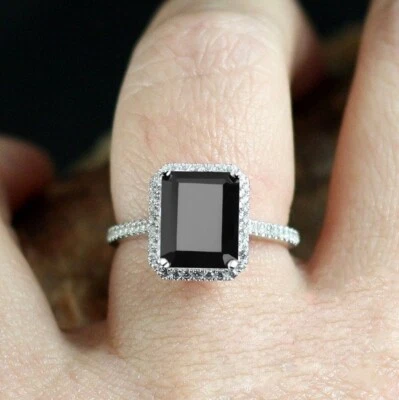 Alianza de boda con halo creado en laboratorio negro corte esmeralda de 3,20 quilates acabado en oro blanco de 14K Foto 1 de 4