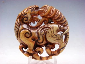 Antiguo colgante tallado en piedra de jade de nefrita caballo monstruo y monedas antiguas #09202504 - Imagen 1 de 6