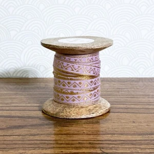 Cinta de oro lila Anthropologie 9 yardas borde de costura artesanal regalo envoltura carrete de madera - Imagen 1 de 8