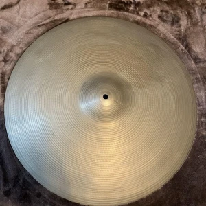 Zildjian 1977-81 Piatto Ride Con Logo Bianco Usato Suono Leggero Da 20 Pollici - Foto 1 di 5